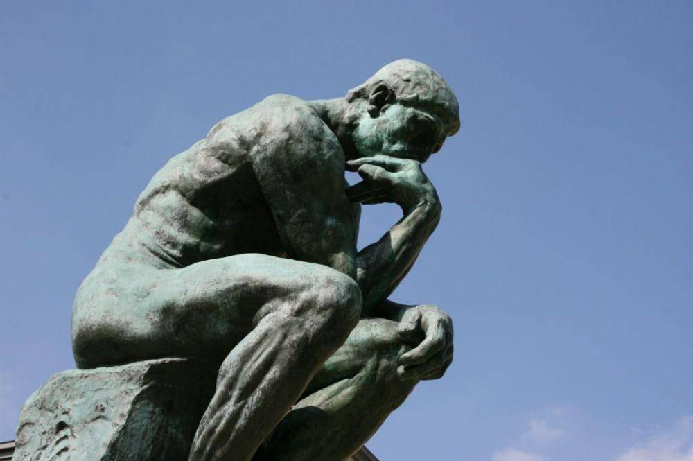 Patung "The Thinker" karya Auguste Rodin. (discoverwalks.com)