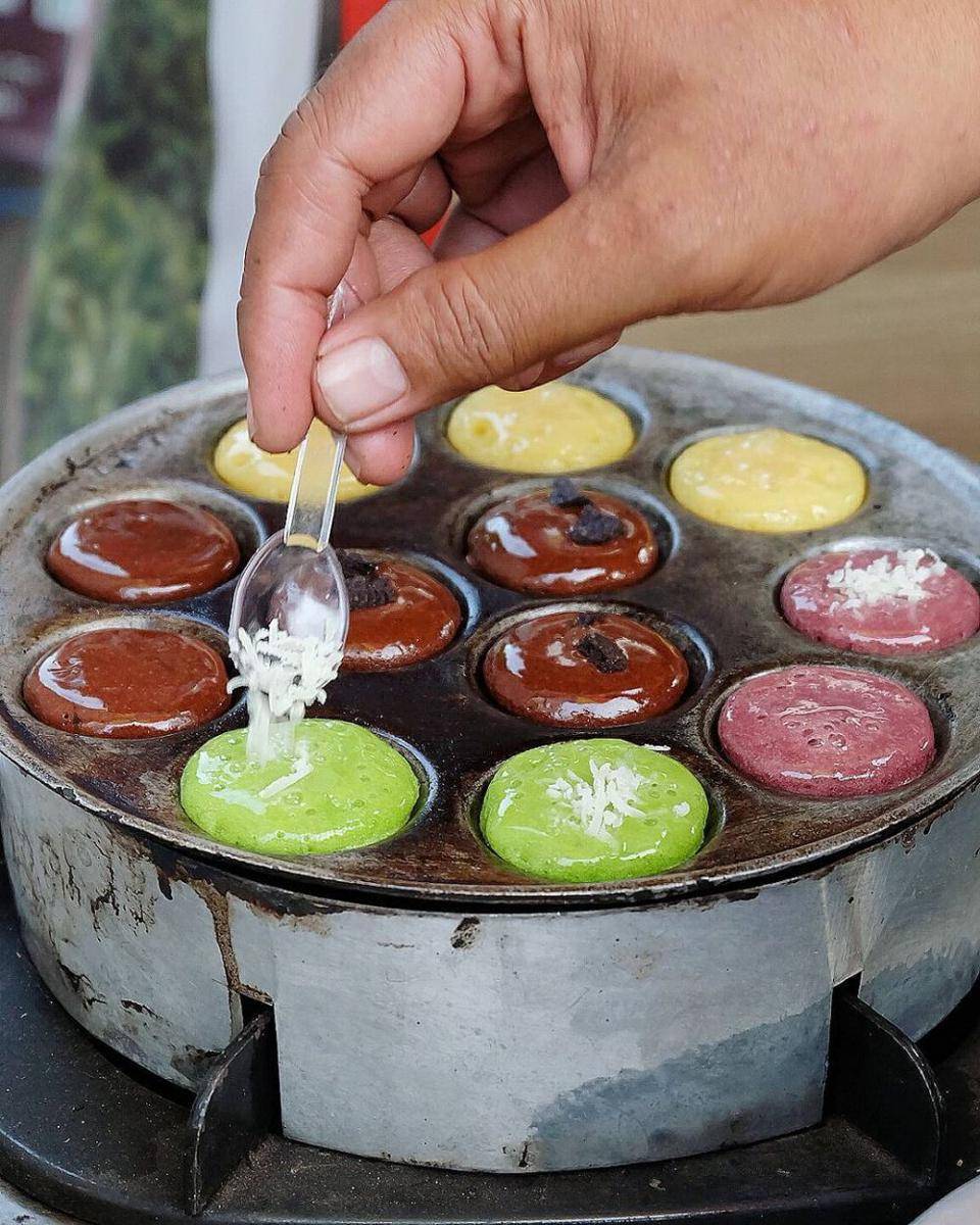 Kue cubit masa kini dengan berbagai warna dan topping (instagram.com/nanayusuf27)