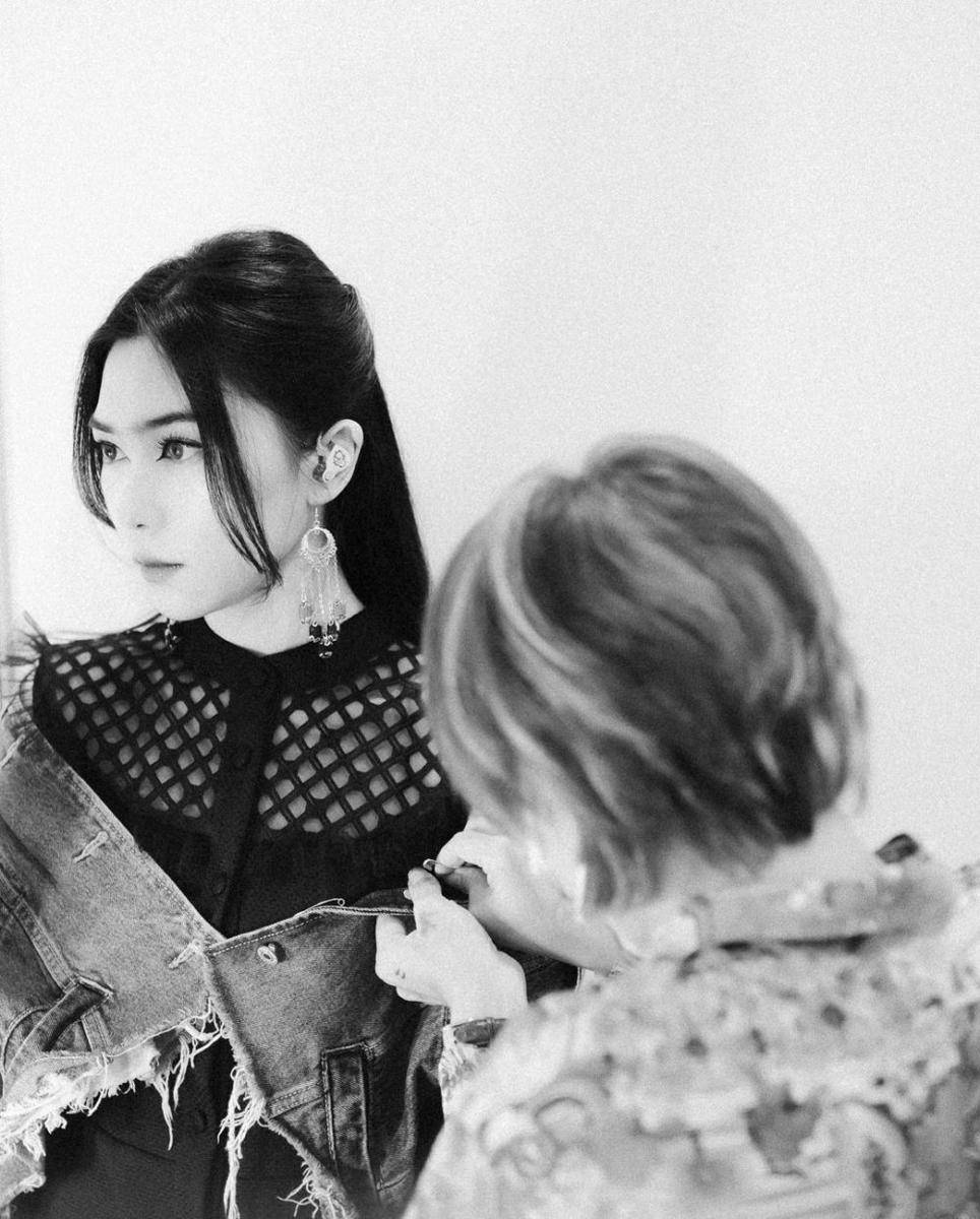Isyana Sarasvati kembali naik panggung usai cedera tangan. (instagram.com/isyanasarasvati)