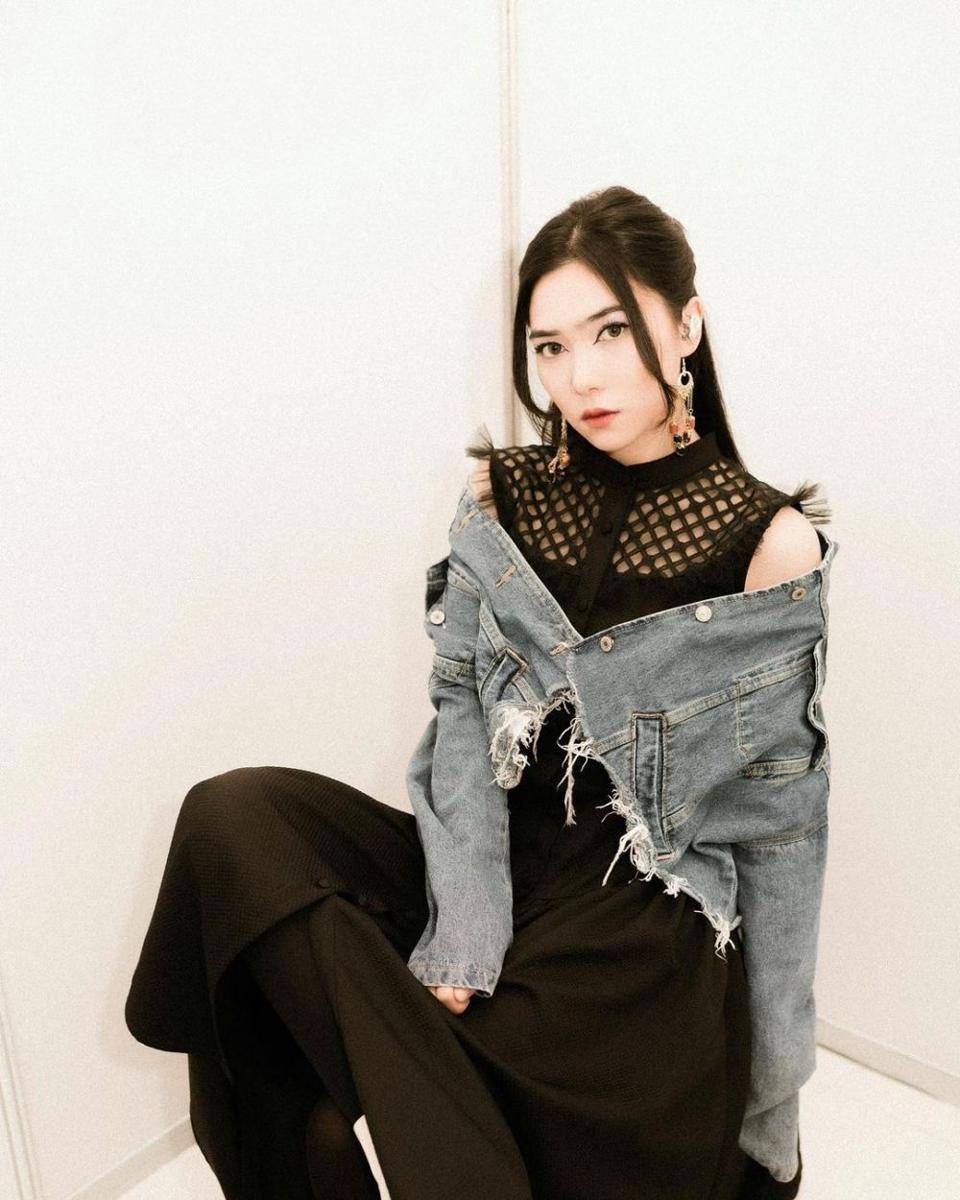 Isyana Sarasvati kembali naik panggung usai cedera tangan. (instagram.com/isyanasarasvati)