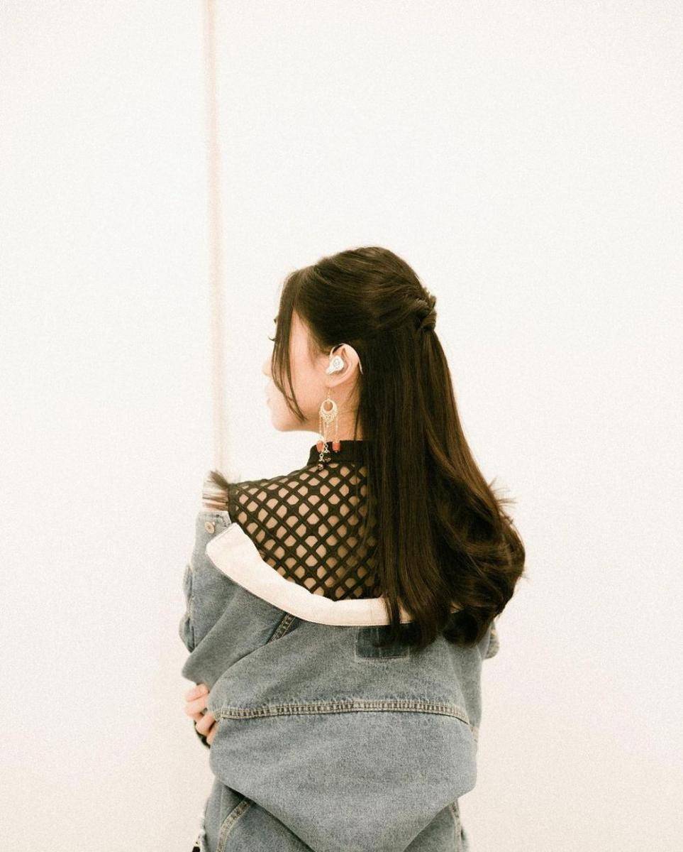 Isyana Sarasvati kembali naik panggung usai cedera tangan. (instagram.com/isyanasarasvati)