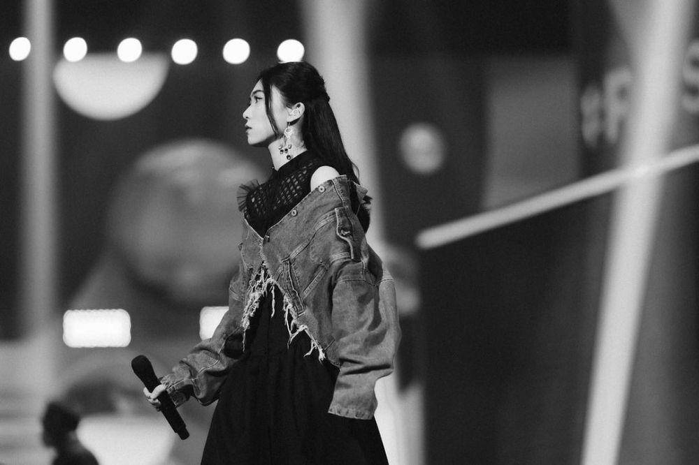 Isyana Sarasvati kembali naik panggung usai cedera tangan. (instagram.com/sancoyopurnomo)