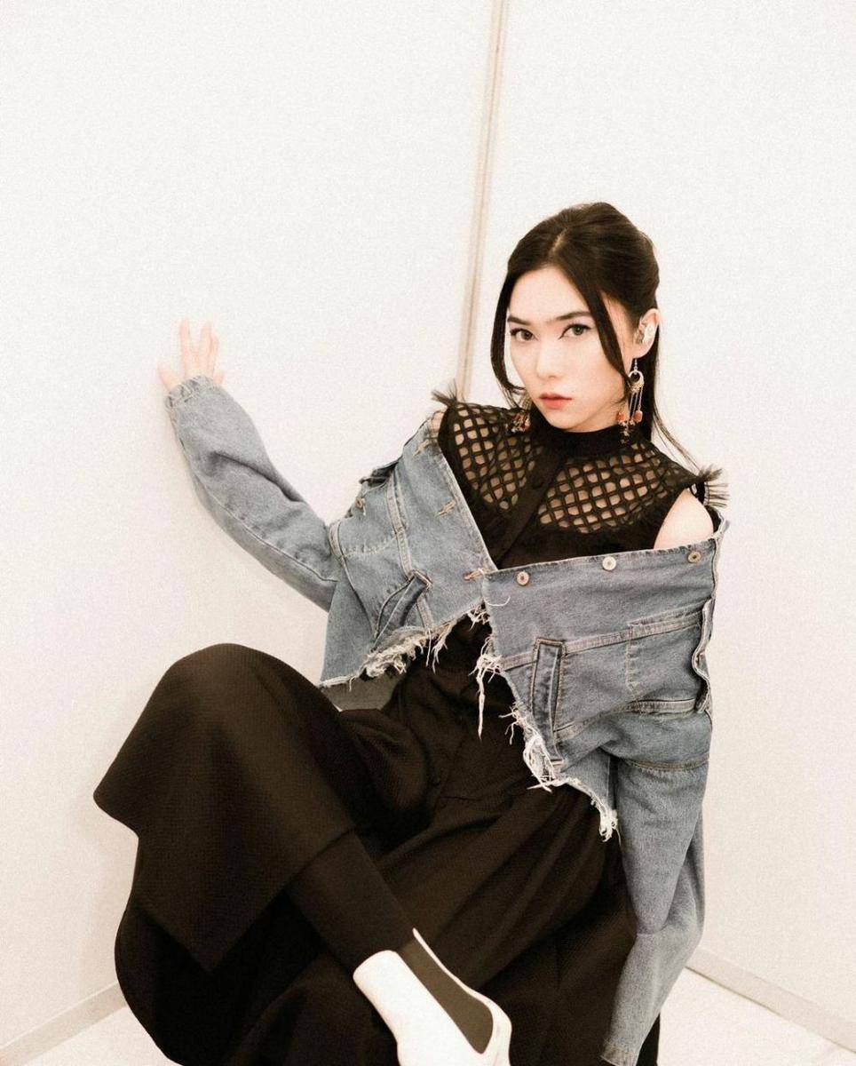 Isyana Sarasvati kembali naik panggung usai cedera tangan. (instagram.com/isyanasarasvati)