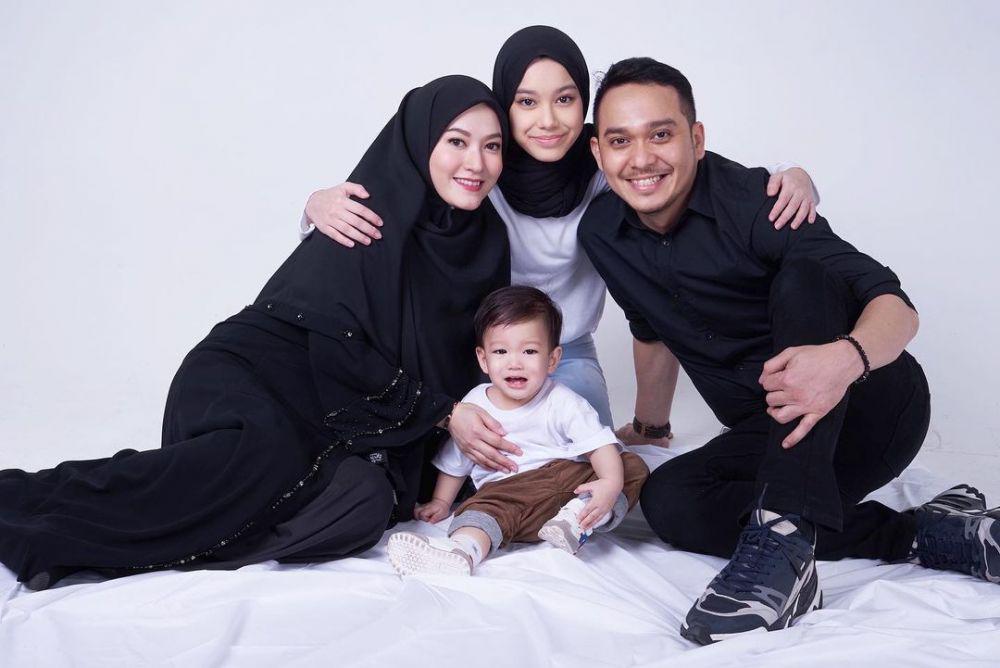 10 Gaya Pemotretan Fadlan Bersama Lyra Virna dan Anaknya, Bikin Adem!