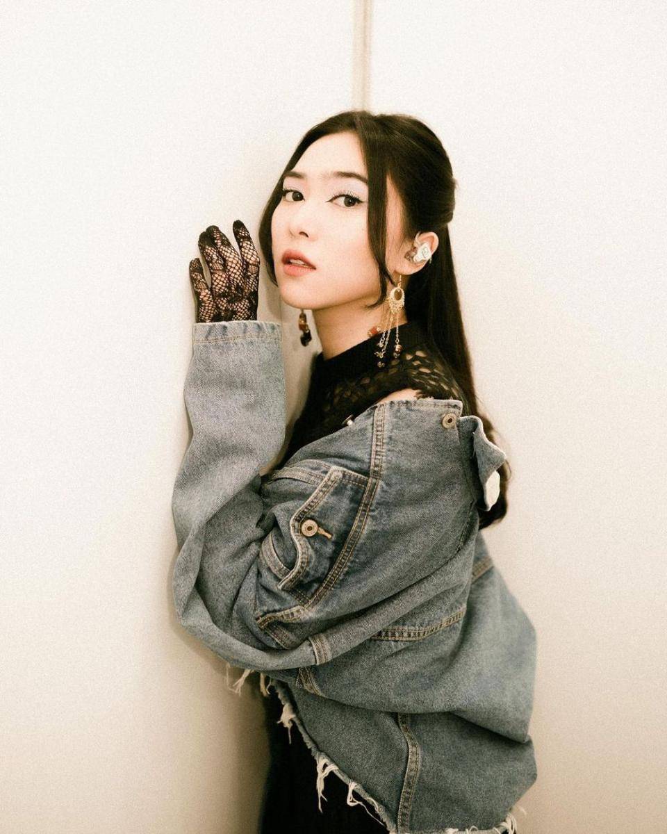 Isyana Sarasvati kembali naik panggung usai cedera tangan. (instagram.com/isyanasarasvati)