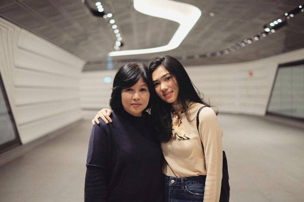 Keluarga Isyana Sarasvati (instagram.com/isyanasarasvati)