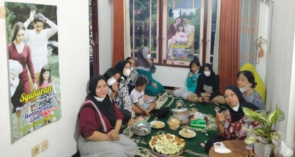 emak-emak kumpul (Twitter.com/ayaslaper)