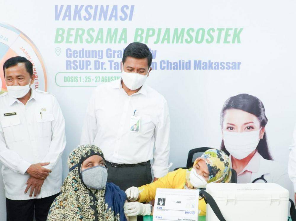 Direktur Utama BPJAMSOSTEK Anggoro Eko Cahyo bersama dengan Pelaksana Tugas (Plt) Gubernur Sulawesi Selatan yang diwakili oleh Asisten II Pemerintah Provinsi Sulawesi Selatan Muhammad Firda dan Direktur Utama RSUP Dr. Tadjuddin Chalid, Prof dr Mansyur Arif, PhD, SpPK(K), MKes meninjau langsung proses vaksinasi tahap pertama di RSUP Dr. Tadjuddin Chalid Makassar, Rabu (25/8). (Dok. BPJAMSOSTEK)