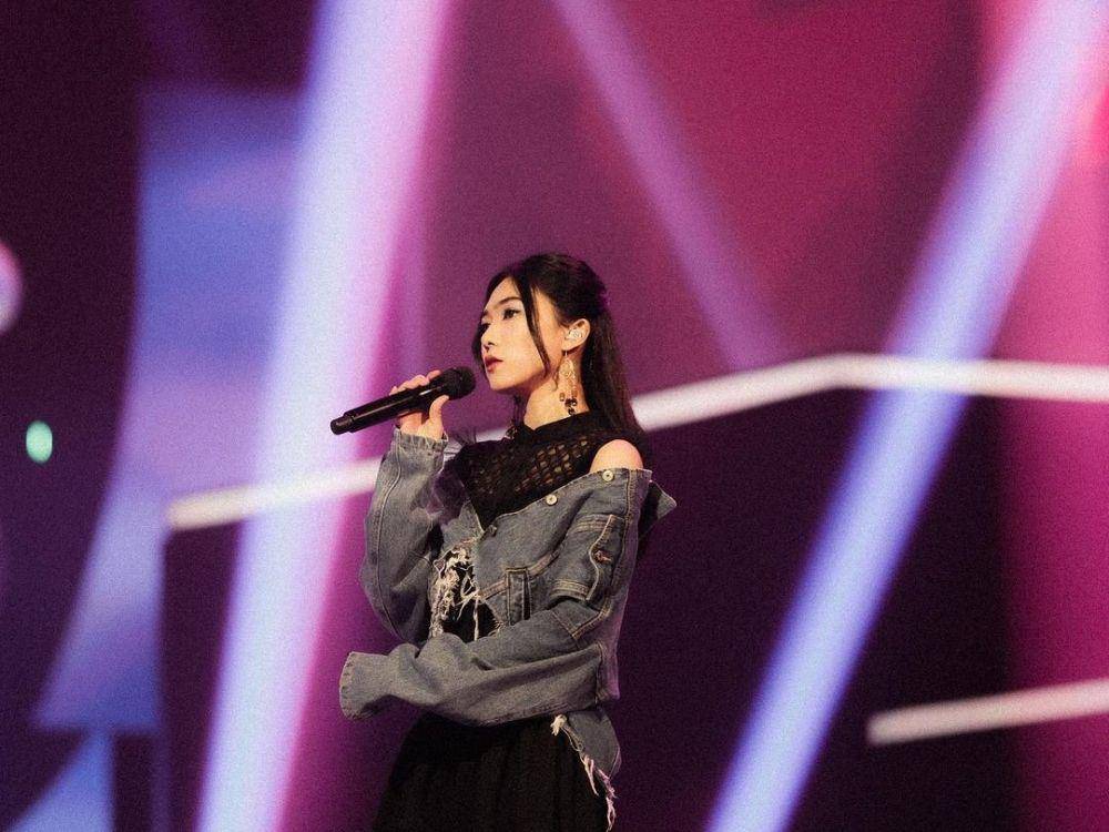 Isyana Sarasvati kembali naik panggung usai cedera tangan. (instagram.com/sarasvatistage)