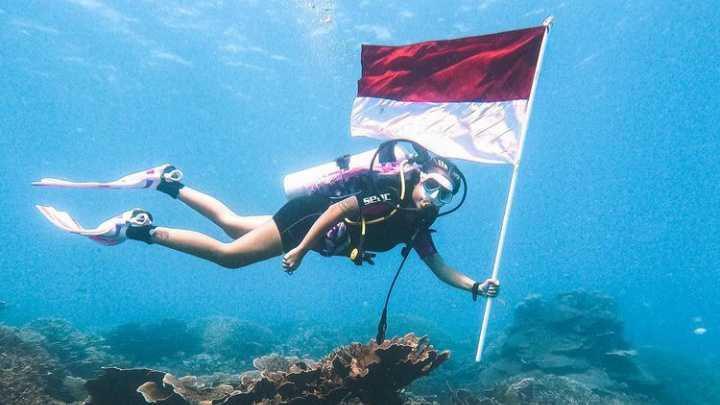 7 Potret Awkarin saat Memperlihatkan Keindahan Bawah Laut Indonesia