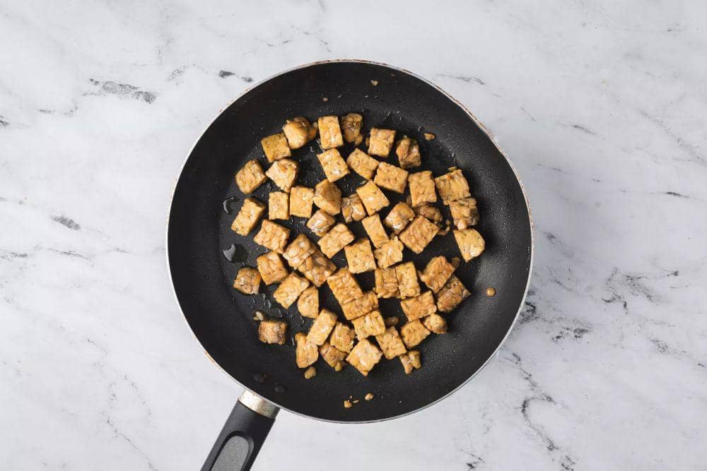 ilustrasi menggoreng tempe (www.thespruceeats.com)