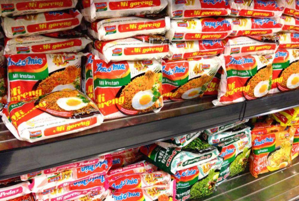 ilustrasi stok indomie di rumah (flokq.com)