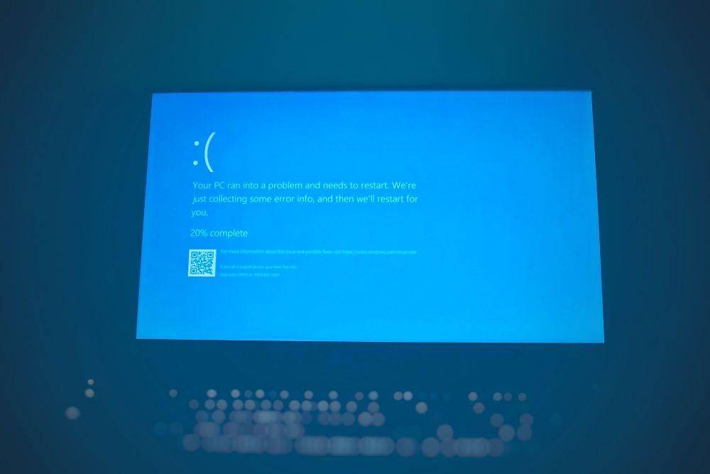 Blue screen bisa menjadi indikasi komputer kamu terserang virus (unsplash.com/Joshua Hoehne)