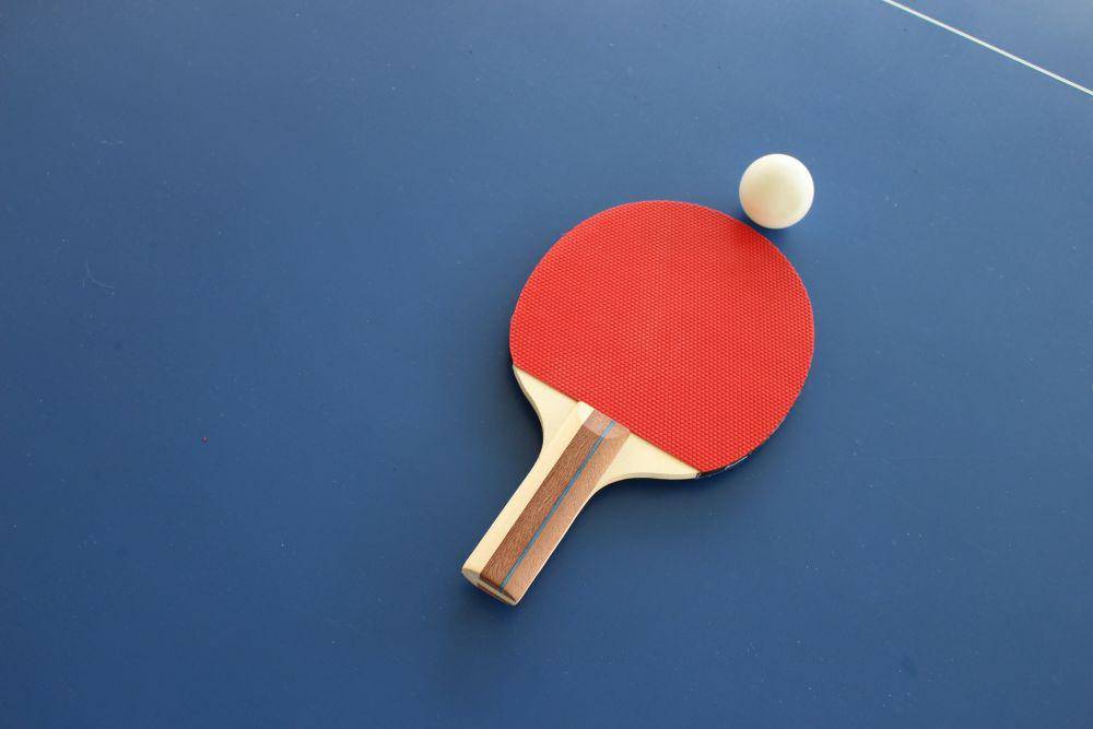 ilustrasi bet tenis meja (unsplash.com)