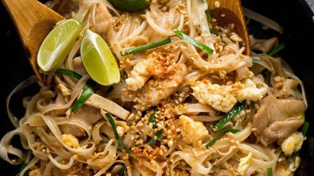 Ilustrasi pad thai (youtube.com/recipetineats)