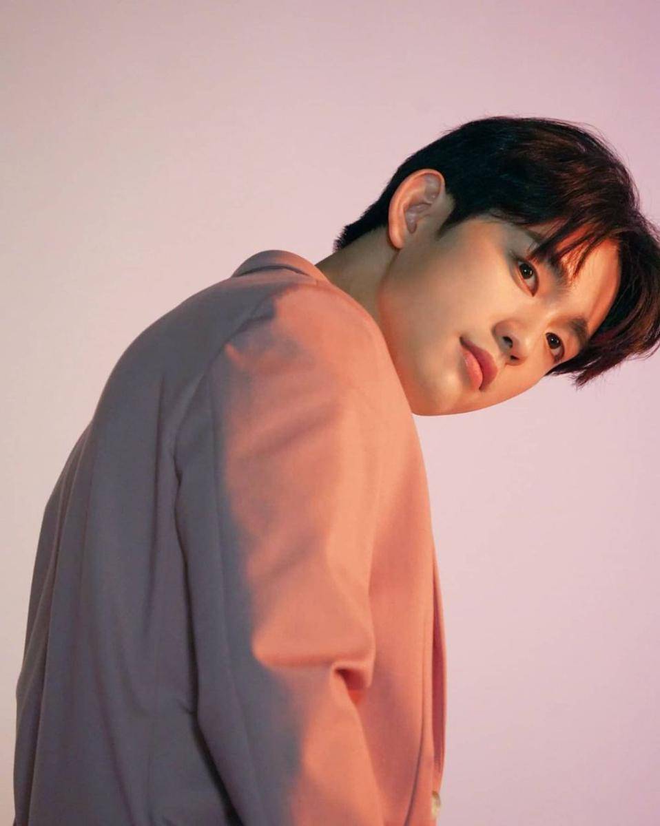 Jinyoung GOT7 (instagram.com/peachbaby_jinyoung)