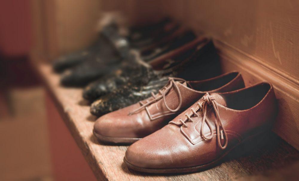 5 Cara Cepat Menghilangkan Bau pada Sepatu dengan Bahan Sederhana