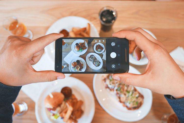 ilustrasi memotret makanan untuk diunggah di media sosial (unsplash.com/Eaters Collective)