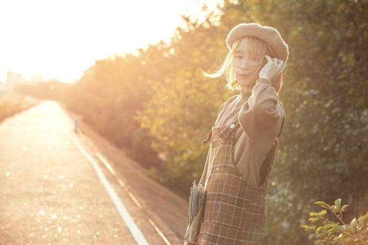 ilustrasi perempuan berdiri (unsplash.com/Charles Chen)