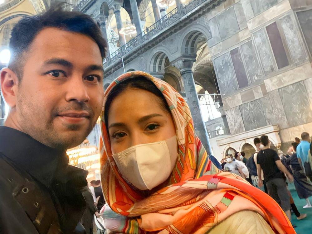 Kunjungi Masjid Hagia Sophia, 9 Potret Raffi & Nagita Liburan ke Turki