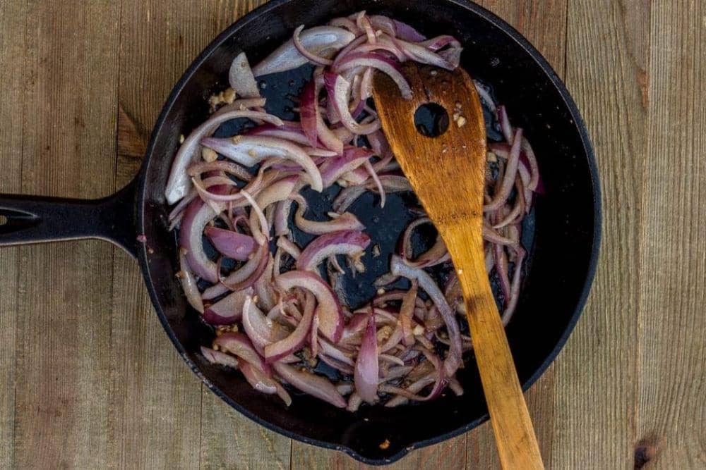 ilustrasi menumis bawang (www.preciouscore.com)