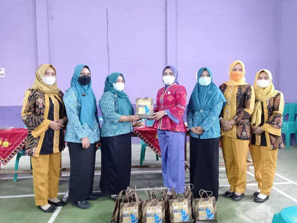 Ketua TP PKK Tanggamus, Sri Nilawati (baju merah). (IDN Times/Istimewa).