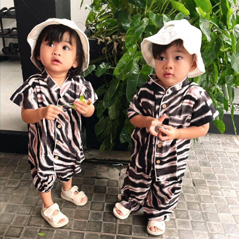 Zayn dan Zunaira pakai baju kembaran. (instagram.com/syahnazs)