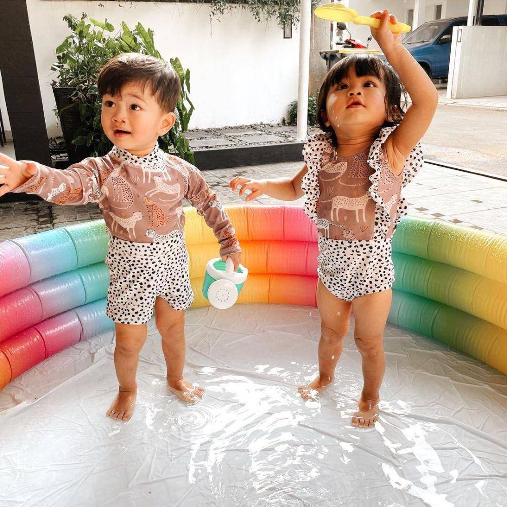 Zayn dan Zunaira pakai baju kembaran. (instagram.com/syahnazs)