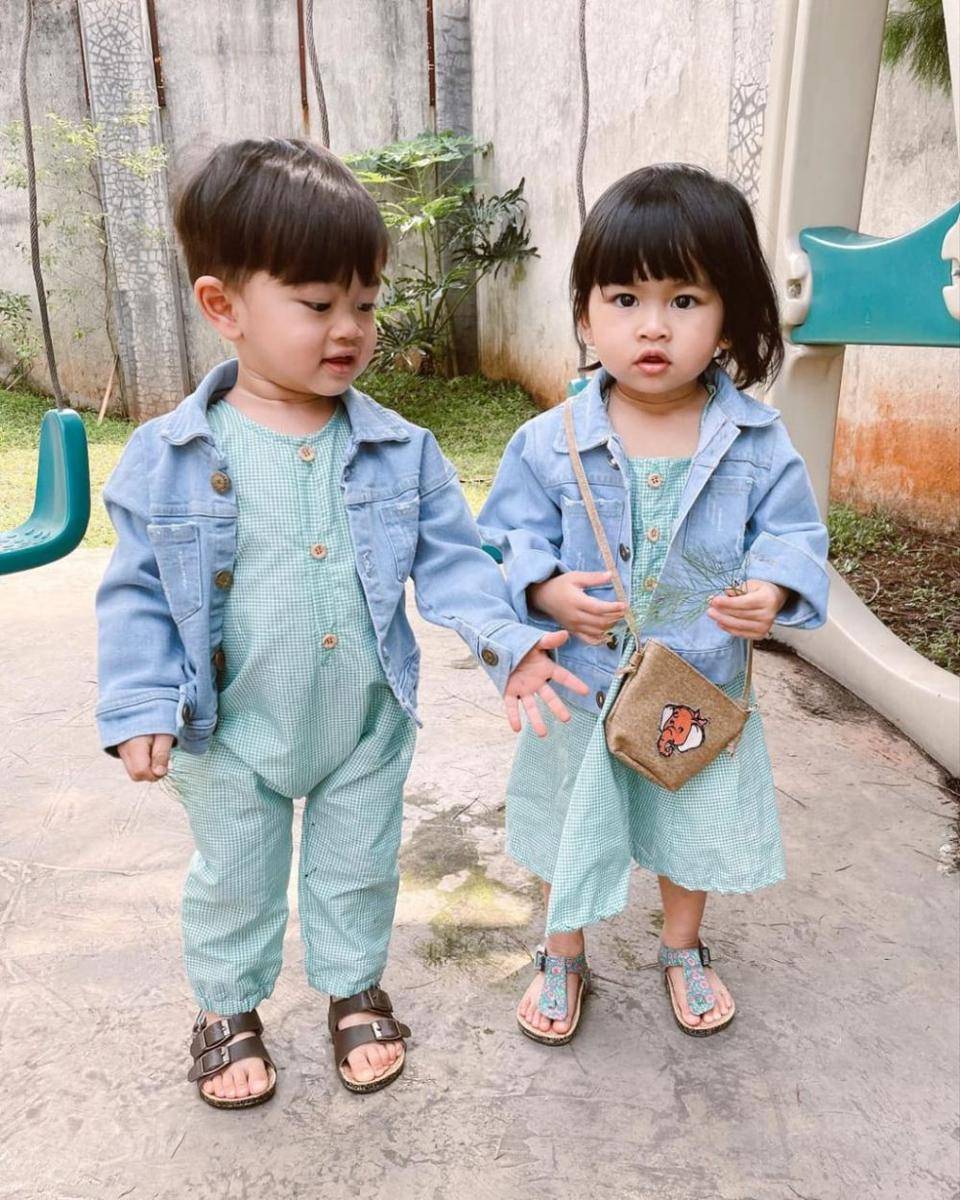 Zayn dan Zunaira pakai baju kembaran. (instagram.com/syahnazs)