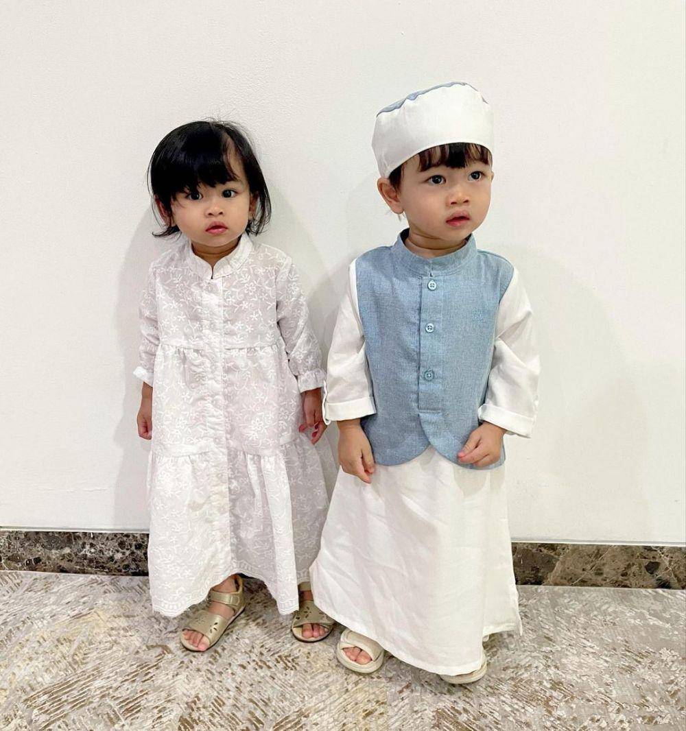 Zayn dan Zunaira pakai baju kembaran. (instagram.com/syahnazs)