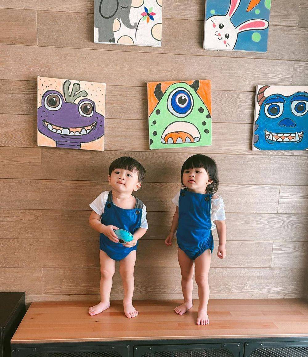 Zayn dan Zunaira pakai baju kembaran. (instagram.com/syahnazs)