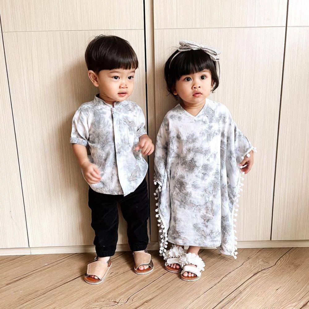 Zayn dan Zunaira pakai baju kembaran. (instagram.com/syahnazs)