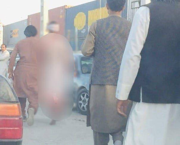 Suasana kekacauan di luar Bandara Hamid Karzai, Kabul, Afghanistan setelah ledakan pada Kamis (26/8/2021) (Twittr/@BarzanSadiq)