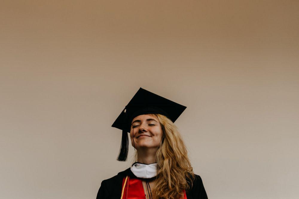 ilustrasi wisuda (unsplash.com/Seyi Ariyo)