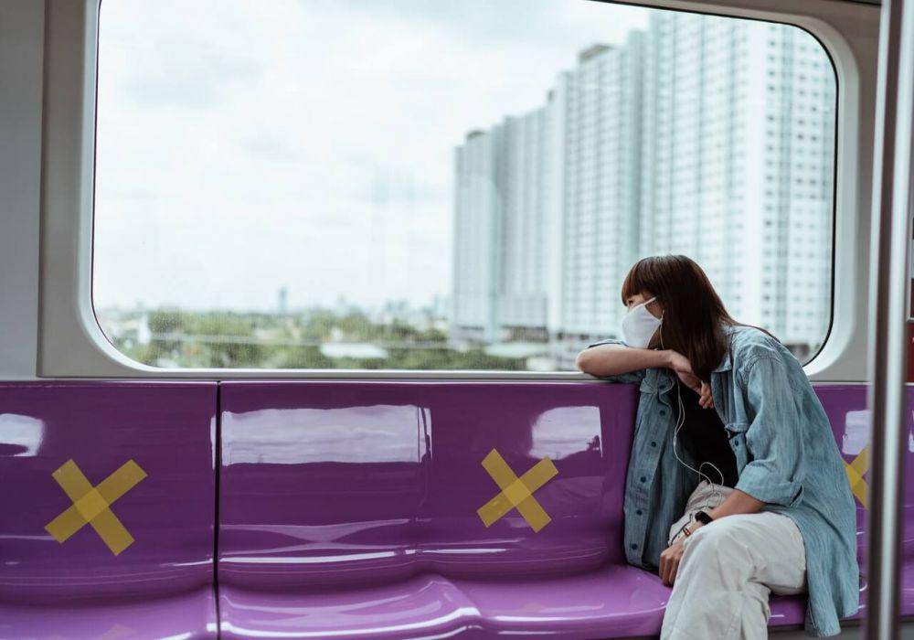 ilustrasi wanita naik subway sendirian (pexels.com/Ketut Subiyanto)