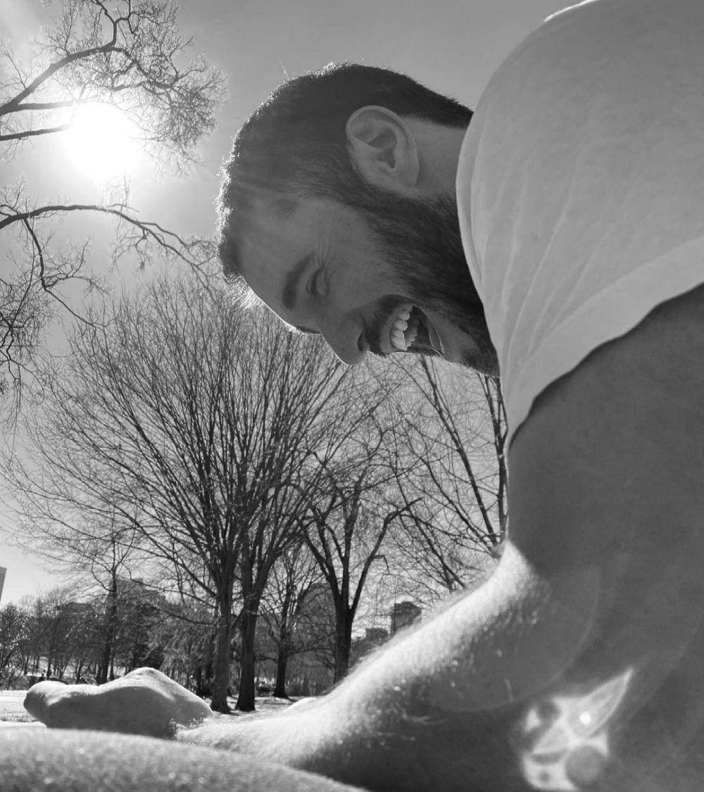 Josh Bowman dalam unggahan Emily di Instagram (instagram.com/emilyvancamp)