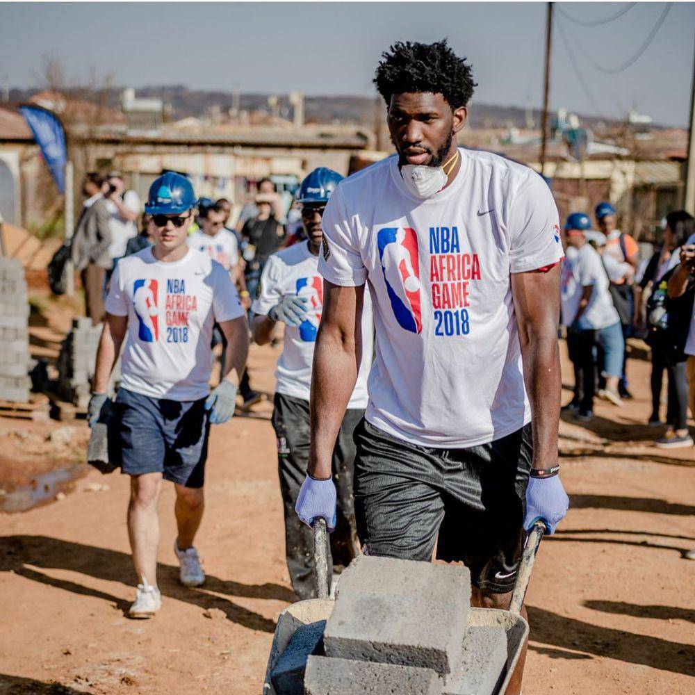 Joel Embiid dalam rangkaian acara NBA Cares (instagram.com/joelembiid)