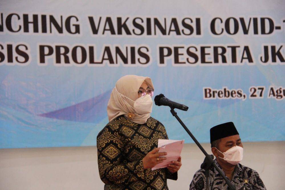 Direktur Jaminan Pelayanan Kesehatan (Dirjampelkes) BPJS Kesehatan, Lily Kresnowati,saat menghadiri kegiatan launching pemberian vaksinasi COVID-19 kepada kelompok rentan di Islamic Center Brebes, Jumat (27/8/2021). (Dok. BPJS Kesehatan)