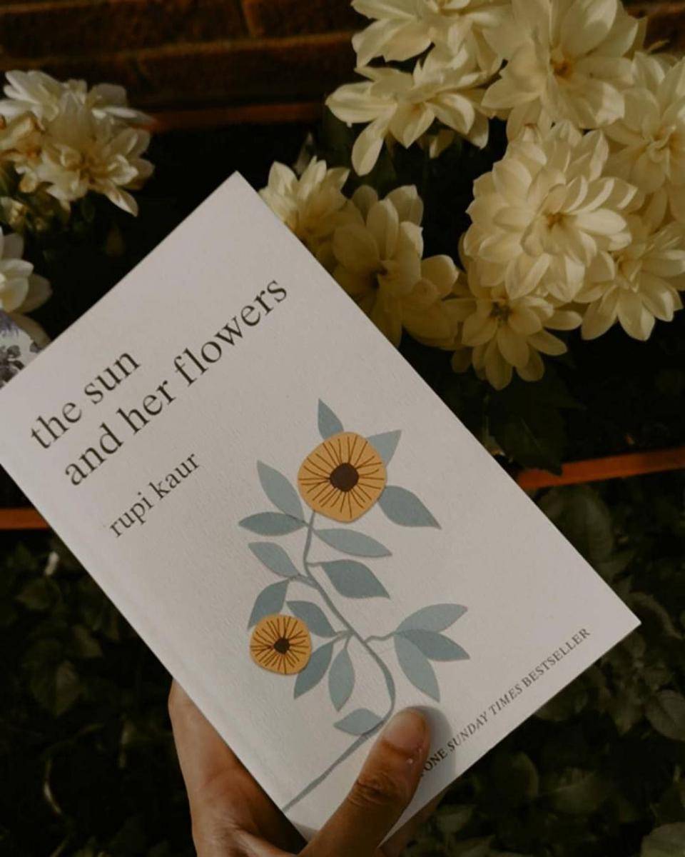 The Sun and Her Flowers oleh Rupi Kaur (instagram.com/amritkaurpoetry)