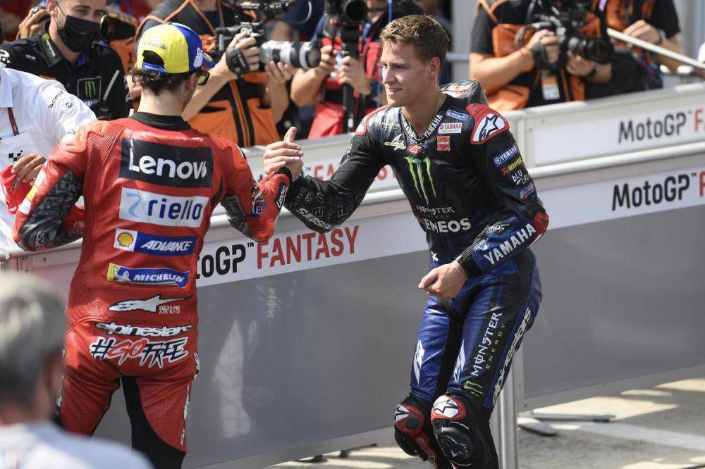 Bagnaia dan Quartararo saling berjabat tangan pada GP Austria (motogp.com)