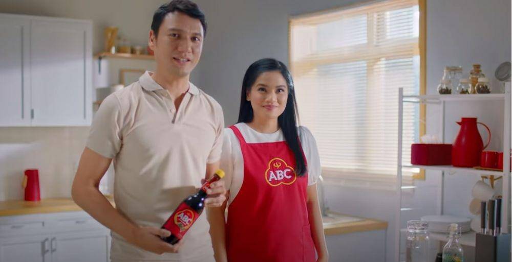 Titi Kamal & Christian Sugiono yang merupakan brand ambassador Kecap ABC, terkenal dengan chemistry mereka dalam membangun keluarga. (Dok. PT Heinz ABC Indonesia)