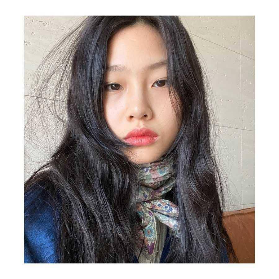 Jung Ho Yeon (instagram.com/hoooooyeony)