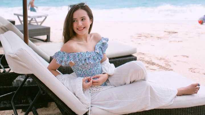 10 Inspirasi Padu Padan Outfit dengan Warna Kalem ala Beby Tsabina