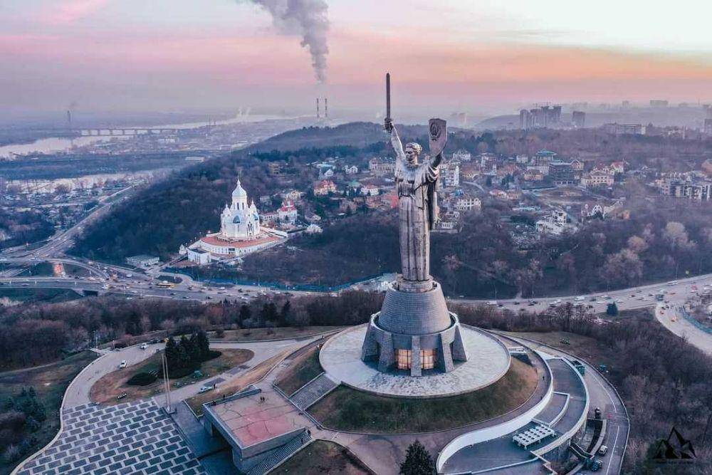 Motherland Monument (instagram.com/make.new.stories)