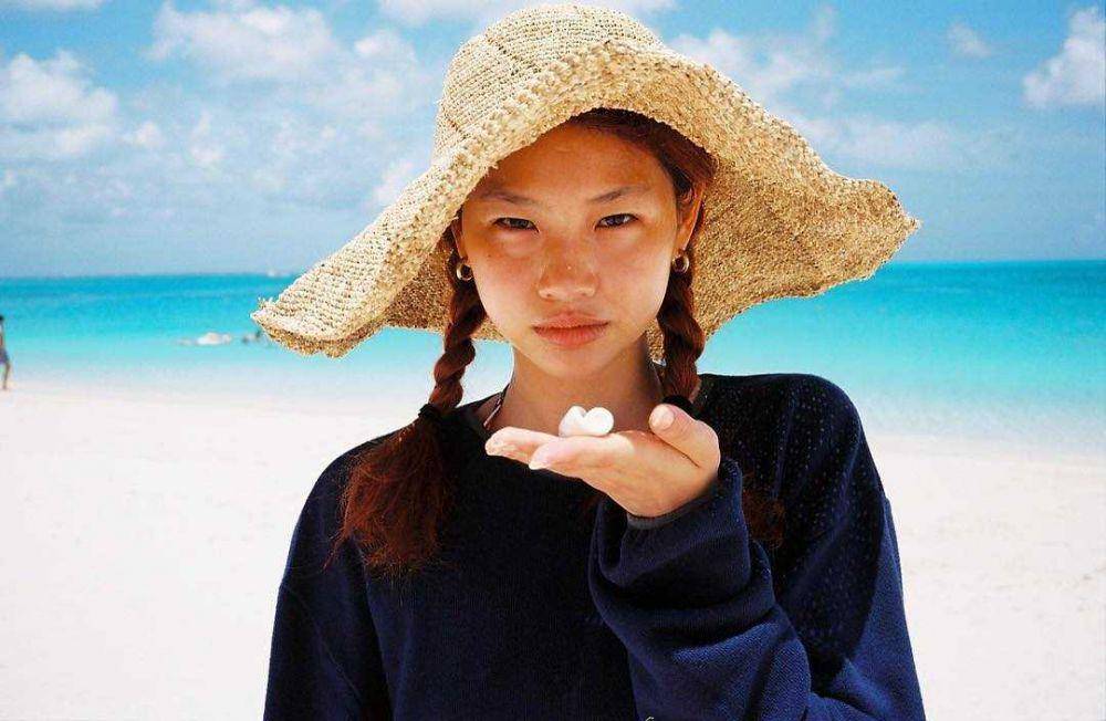 Jung Ho Yeon (instagram.com/hoooooyeony)
