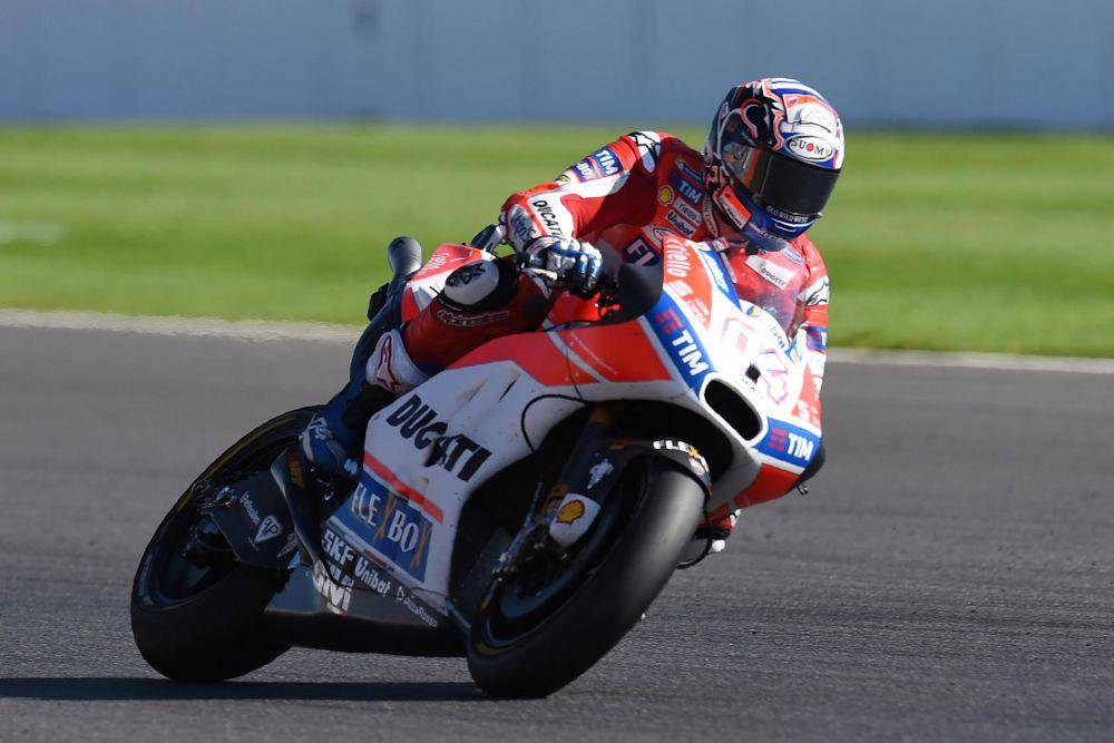 Andrea Dovizioso menang pada GP Inggris 2017 (bleacherreport.com)