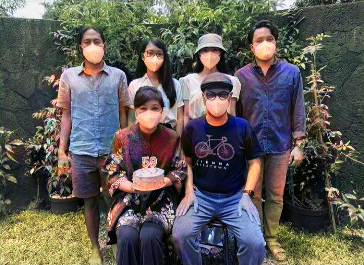 9 Potret Keharmonisan Keluarga Isyana Sarasvati, Keluarga Akademisi!