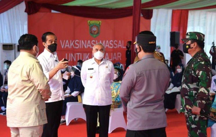 Jokowi Didesak Tidak Ikut-ikutan Terima Vaksin Booster COVID-19