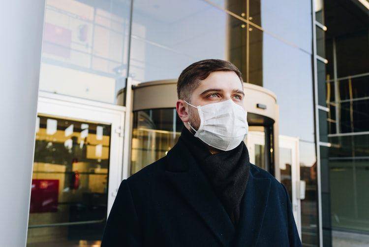 ilustrasi memakai masker (unsplash.com/@anastasiiachepinska)
