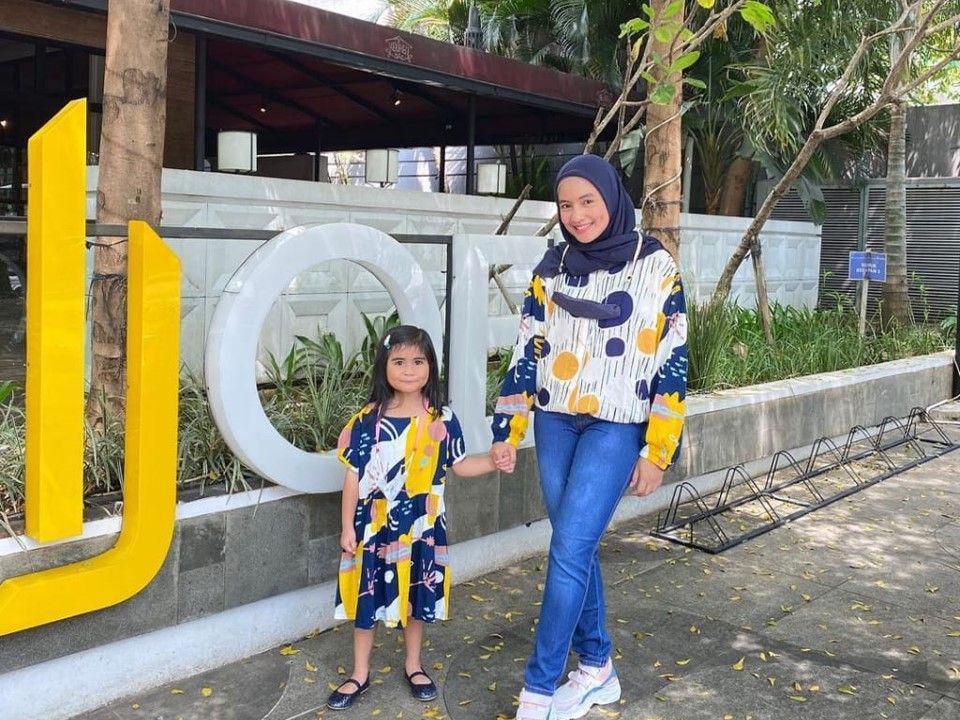 9 Potret Intan Nuraini dan Putrinya Pakai Baju Kembaran, Kompak!